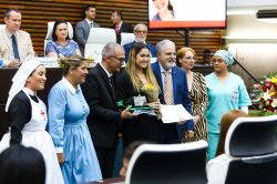 Enfermeira da Santa Casa de Santos é homenageada na Câmara Municipal